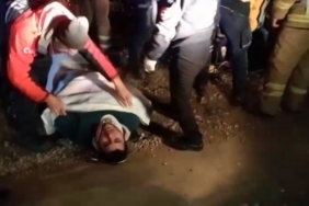 Uçuruma yuvarlanan motosikletliyi ekipler kurtardı