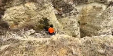 Uçurumda mahsur kalan köpeklerini halatla inerek kendi imkanlarıyla kurtardılar