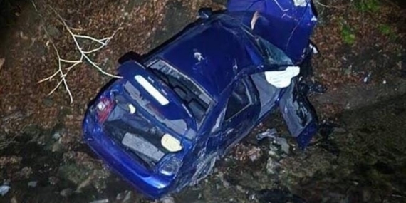 Uçurumdan yuvarlanan otomobilden 3 kişi sağ çıktı