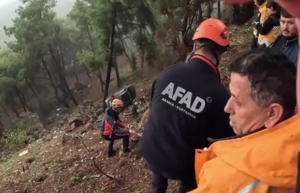 Uçurumdan yuvarlanan sürücüyü AFAD ve itfaiye ekipleri kurtardı