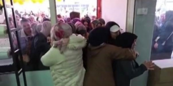 Ucuzu gören kadınlar ezilme tehlikesi atlattı