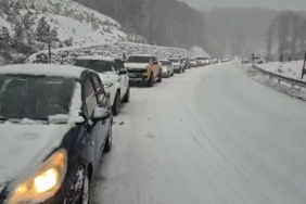Uludağ’da trafik çilesi, kilometrelerce kuyruk oluştu