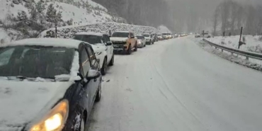 Uludağ’da trafik çilesi, kilometrelerce kuyruk oluştu