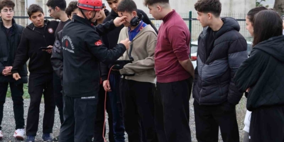 Ümraniye Belediyesi’nden liselerde arama kurtarma eğitimi