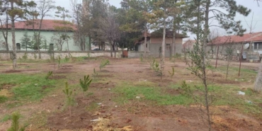 Umraniye köylüleri 300 adet fidanı okul ve camii bahçesine diktiler