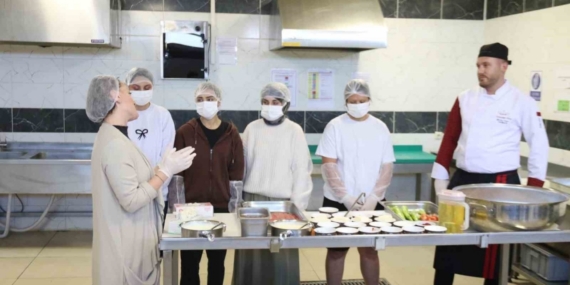 Üniversite öğrencileri Eskişehir’in yöresel lezzetleri için mutfağa girdi
