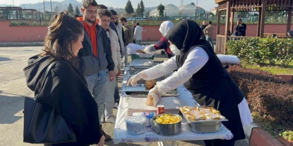 Üniversite öğrencileri hamsi festivaliyle moral depoladı