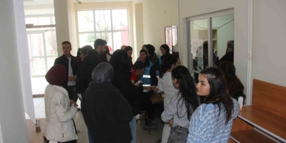 Üniversite öğrencileri kan bağışı için sıraya girdi