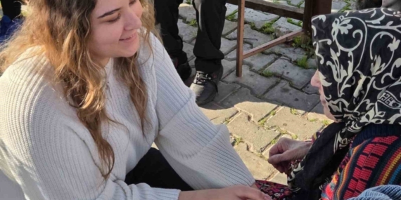 Üniversiteli gençler, yaşlı çınarları unutmadı