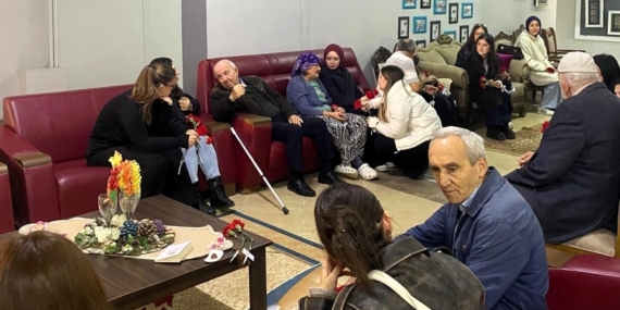 Üniversiteli gençlerden huzurevi ziyareti