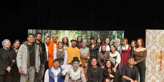 Üniversiteli gençlerin ’Zoraki Hekim’ oyunu ayakta alkışlandı