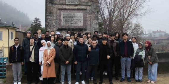 Üniversiteli öğrenciler tarihi ve doğal mekanları keşfetti