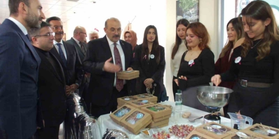 Üniversiteliler 30 projenin tanıtımını yaptı