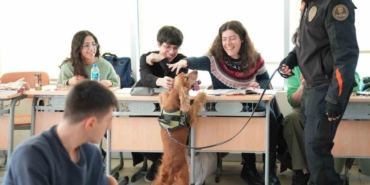 Üniversitelilerin ilgi odağı narkotik köpeği "Leo" oldu