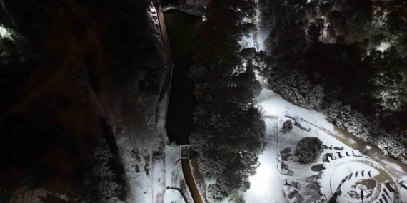 Uşak’ta mevsimin ilk karı yağdı: Beyaza bürünen kent böyle görüntülendi