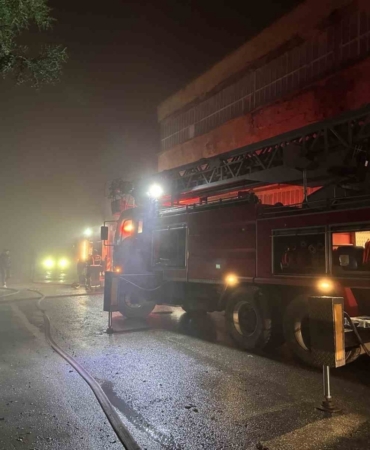 Uşak’ta poşet fabrikasında çıkan yangın söndürüldü