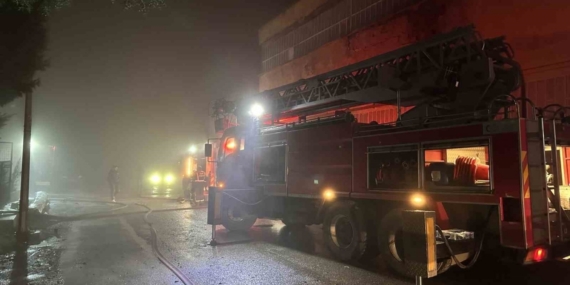 Uşak’ta poşet fabrikasında çıkan yangın söndürüldü