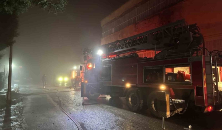 Uşak’ta poşet fabrikasında çıkan yangın söndürüldü