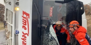 Uşak’ta yolcu taşıyan midibüs yan yattı: 5 yaralı