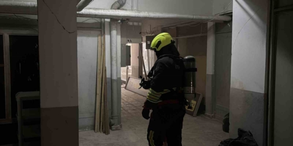 Üst katları otel olarak kullanılan iş merkezinde çıkan yangın ekipleri harekete geçirdi