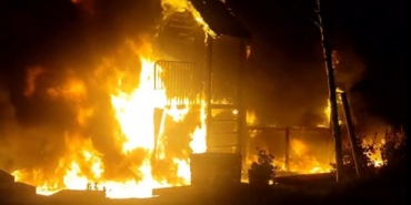 Üşümemek için ateş yaktılar, çocuk parkını küle çevirdiler