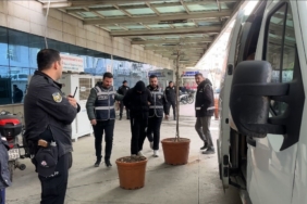 Uyuşturucu kullananların tahlillerini değiştirdikleri iddiasıyla gözaltına alınan 30 şüpheli adliyeye sevk edildi