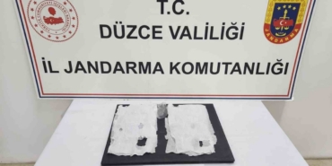 Uyuşturucu maddeyi peçeteye emdirip ayakkabısına saklamış