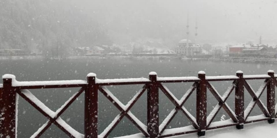Uzungöl beyaz gelinliğini giydi, kar kalınlığı 15 santimetreye ulaştı