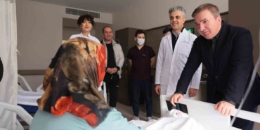 Vali Aydoğdu hastanede tedavi gören hastaları ziyaret etti