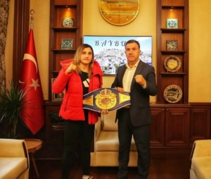 Vali Eldivan’dan dünya şampiyonu Turhan’a tebrik