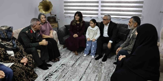 Vali Şimşek babası asker olan minik Gökçe’yi daveti üzerine evinde ziyaret etti