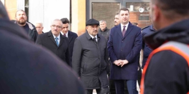 Vali Ustaoğlu, Sındırgı’da yıkım ve geçici ticaret alanını inceledi