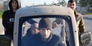 Validen örnek davranış sergileyen liseli gençlere teşekkür