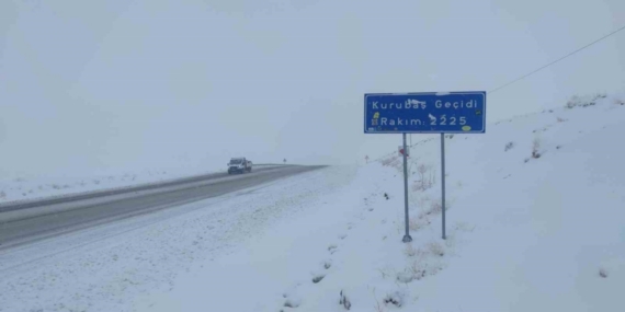Van’da 102 yerleşim yerinin yolu ulaşıma kapandı