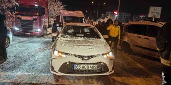 Van’da 4 aracın karıştığı kazada 4 kişi yaralandı