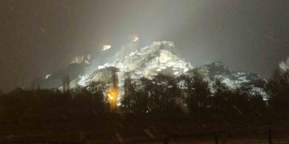 Van’da beklenen kar geldi: Kent merkezi beyaza büründü