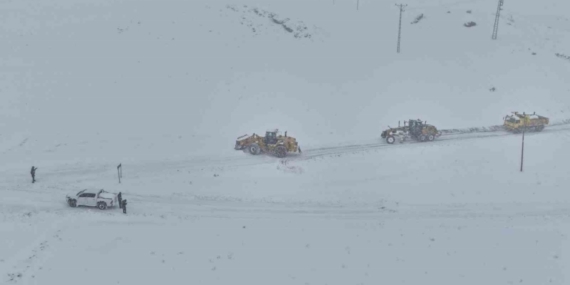 Van’da kardan dolayı kapanan 569 yolun 506’sı açıldı