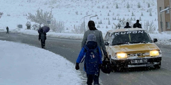 Van’da yoğun kar yağışı: Uçak seferleri rötar yaptı