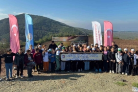 Vefat eden öğretmenleri için fidan diktiler