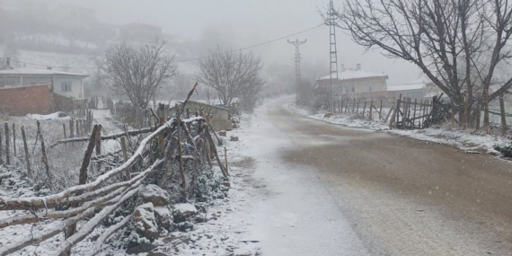 Vezirköprü’de mevsimin ilk kar yağışı