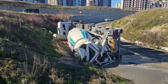 Virajı alamayan beton mikseri yan yattı, beton yola döküldü