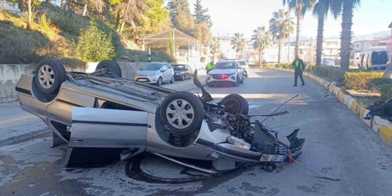 Virajı alamayan otomobil refüjdeki aydınlatma direğine çarpıp takla attı: 2 yaralı
