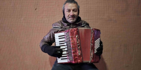 Yağmur, soğuk demeden enstrümanını çalıyor