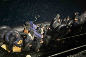 Yağmurun altında denizde sürüklenen göçmenlere sahil güvenlik yetişti