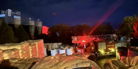 Yalıtım fabrikasında yangın: 16 kişi dumandan etkilendi