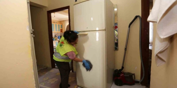 Yalnız yaşayan yaşlı kadına şefkat eli