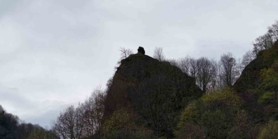 Yamaçtaki ilginç kaya dikkat çekiyor