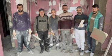 Yanan ev imece usulü tamir ediliyor