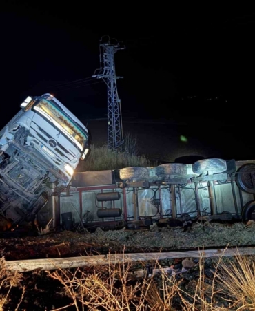 Yaralıya yardım etmek istedi, emniyet şeridindeki otomobiline ticari araç çarptı: 4 yaralı
