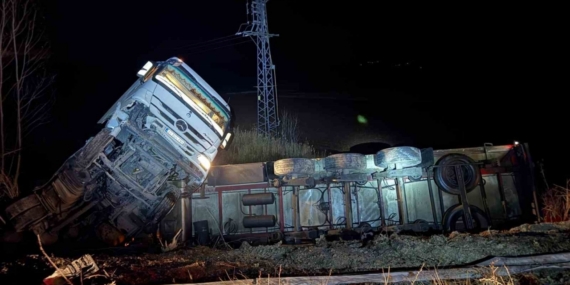 Yaralıya yardım etmek istedi, emniyet şeridindeki otomobiline ticari araç çarptı: 4 yaralı